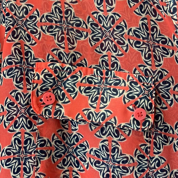 Lovely navy and rose colored blouse with button detailing and roll sleeves. - Picture 4 of 8